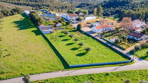 Un véritable paradis au centre du Portugal. Ferme à Casével, Santarém de 25 800 m2 avec une maison à étages de 9 pièces, actuellement avec 6 chambres, deux salons et une cuisine. Une annexe avec cheminée, barbecue et cuisine pour réunir amis et famil...