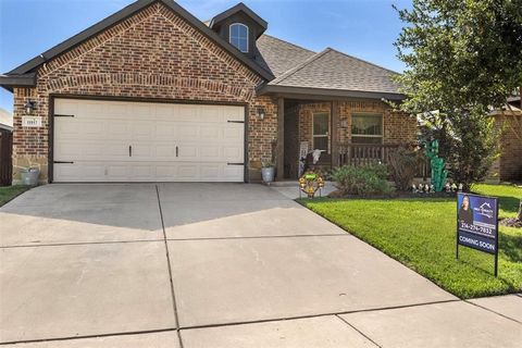 Discover this spacious and well-maintained home located in the fantastic neighborhood of Burleson, TX. Spacious layout with open kitchen space and granite countertops. Modern amenities and a welcoming atmosphere in a prime location close to local sho...