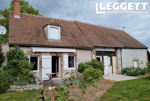 A30829ABR03 - Nichée dans un hameau tranquille en bordure de la majestueuse Forêt de Tronçais, cette charmante fermette offre une retraite sereine sur un terrain avec vue dégagée sur la campagne depuis son jardin. Le rez-de-chaussée dispose d'un salo...