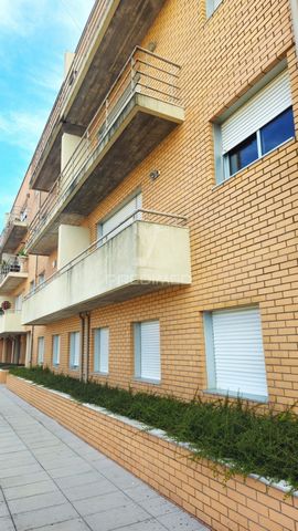 Apartamento T3 situado em Lustosa, junto aos acessos da autoestrado. Este imóvel inserido num 2° andar do um prédio com elevador, dispõem de 3 quartos, sendo um deles suite, com 2 Wc e uma sala cozinha em regime opan space. Alem disso possui uma marq...