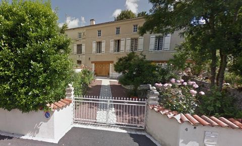 Je vous propose une Charmante maison charentaise à St Savinien, et son adorable jardin ombragé au calme d'une petite rue proche des quais de la Charente D'environ 117m2, 6 pièces, elle est composée de : Au rez de chaussée : salon, séjour, cuisine don...