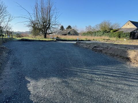 Lué-en-Baugeois, à 5 min de Jarzé Situé au cur du village, venez découvrir ce terrain à bâtir avec une magnifique vue sur la campagne. Informations techniques : - 1424 m² - Terrain viabilisé, réseau eau, électricité et tout à l'égout. - étude de sol ...