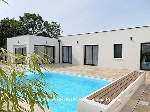 RARE 15 mins des Portes de La Rochelle, Véritable coup de coeur pour cette villa d'architecte de 195 m2 , achevée en février 2024, sur une parcelle de plus de 700 m2 avec piscine chauffée, cuisine d'été, garage de 110 m2 en sous sol, dans le village ...