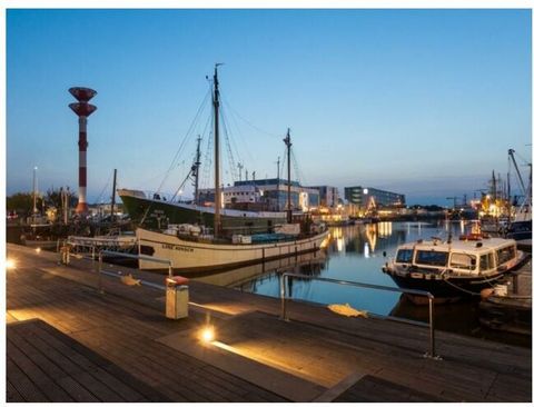 Groot vakantieappartement in een voormalige boerderij. Rustige ligging met tuin. Aan de poorten van Bremerhaven. 5 minuten van de Weser (vlakbij de Noordzee)