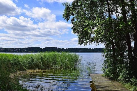 In de directe omgeving van het Gowidlinskie-meer, in een zeer rustig vakantiegebied, ligt dit gezellige, goed uitgeruste vakantiehuis met open haard. In de mooi aangelegde en verzorgde tuin en natuureigendom kunt u heerlijk ontspannen. De plaats Gowi...