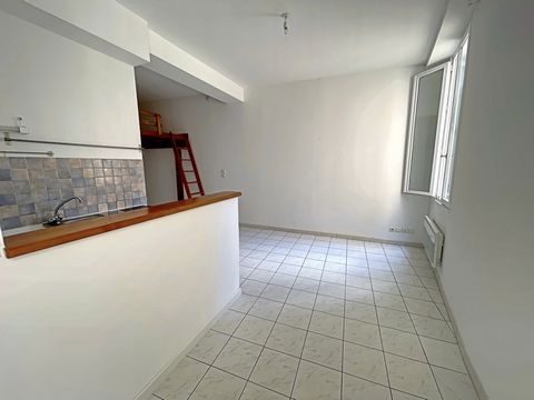 Idéalement situé à proximité de la place de la Canourgue, cet appartement dispose d'une superficie de 28.46m2. Disposant de deux grandes fenêtres, cet appartement est baigné de lumière tout au long de la journée. Fonctionnel ce studio dispose d'un co...