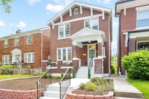 Wow - Wunderschönes, komplett renoviertes ZUHAUSE im Jahr 2024 im Skinker DeBalivere Historic District in der Nähe von WashU, Art Hill und Forest Park! Privatparkplatz für 2 Autos! Die einladende Veranda begrüßt Sie in diesem eleganten Haus mit histo...