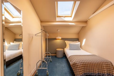 Ten nowoczesny i przytulny apartament oferuje 90 m² stylowej przestrzeni życiowej, idealnej dla maksymalnie 3 osób. Posiada 2 dobrze wyposażone sypialnie i 2 łazienki, zapewniając dużo miejsca do relaksu. Apartament jest w pełni wyposażony w klimatyz...
