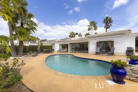 Aninhada em uma posição privilegiada dentro do prestigiado resort Alma Verde, esta villa de 3 quartos lindamente conservada oferece uma mistura excepcional de conforto, estilo e qualidade. Com um jardim virado a poente, esta casa está perfeitamente p...