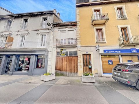 Aix les bains, hyper center, townhouse to renovate comprising 96 m2 on three levels with on the ground floor, garage and workshop area in veranda, upstairs, kitchen, living room balcony, shower room and toilet, and above a large bedroom with cupboard...