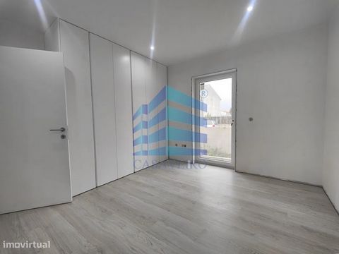Moradia T3 Térrea, com área bem distribuída, ideal para famílias que valorizam conforto. Em openspace a sala de estar destaca-se pelo ambiente agradável, A cozinha está generosamente equipada com móveis modernos e áreas de armazenamento otimizadas; p...