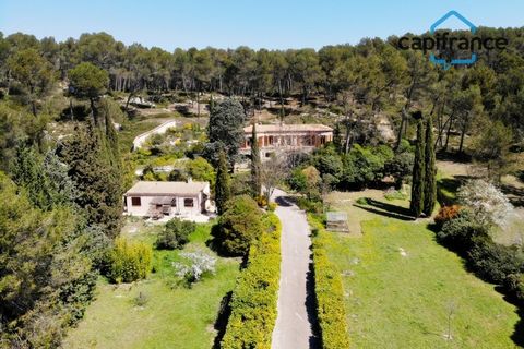 Maison d'architecte à réinventer, authenticité à préserver, 302 m2 de surface habitable, deux niveaux, plusieurs entrées, une annexe, des dépendances sur un terrain d'un hectare