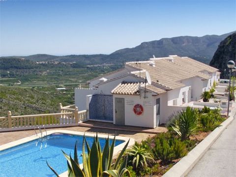 Descripción del objeto: La propiedad ideal para principiantes en España o inversores. Esta casa adosada muy bien cuidada ofrece una superficie habitable de aproximadamente 90 m². Distribuida en 2 plantas, cuenta con una sala de estar-comedor, una coc...