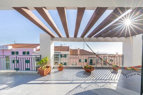 Apartamento T2 em Penthouse, com vista mar, em prédio com elevador. Este imóvel prima pela extraordinária área exterior em forma de U, onde todas as divisões lhe têm acesso direto e de onde se vê mar e campo. Em zona muito tranquila, a sua localizaçã...
