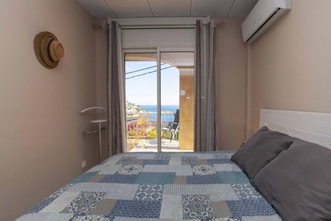 Welcome to this cozy and modern 64 m² apartment in Roses, designed to comfortably accommodate up to 5 guests. Enjoy stunning sea views from the comfort of your home, located just 100 meters from the sandy Playa Canyelles beach. With a restaurant only...