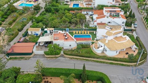 Moradia de Luxo no Algarve – Carvoeiro Exclusiva vivenda 5 Divisões, com piscina aquecida, localizada numa zona privilegiada a poucos minutos do mar. Composta por 4 quartos, 3 casas de banho, anexos funcionais e uma casa amovível ideal para serviços,...