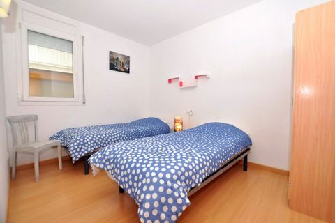 Welcome to this spacious apartment in Roses, perfect for families or groups of up to 6 guests. With 50 m² of comfortable living space, you can enjoy relaxing views of the garden and communal pool. Ideally situated just 500 meters from the 