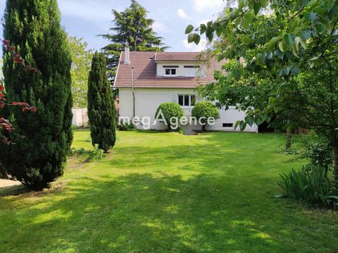 Maison traditionnelle de 7 pièces sur grand terrain arboré dans un village au calme