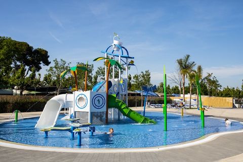 Las casas móviles se encuentran en una tranquila ubicación en un pequeño y agradable camping, parcialmente a la sombra de los árboles. Estas casas móviles cuentan con tres dormitorios. Tienen una superficie de 36 m², están totalmente equipadas y son ...
