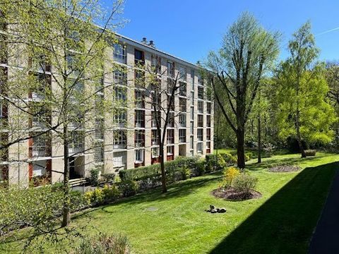 Au sein de la Résidence recherchée des 3 Forêts, proche des écoles, de la gare, des bus, des commerces de proximité, et de la forêt de Louveciennes, cet appartement d'environ 92 m2 est idéalement situé dans la résidence, il est très lumineux et calme...