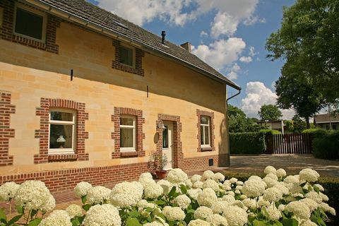 Dit vakantiehuis heeft 3 slaapkamers en is geschikt voor 6 personen. Het ligt in het Zuid-Limburgse vijfsterren-heuvellandschap rondom het geuldal en kent geen geheimen meer na het lopen van deze wandelroute. Vanaf het terras achter het huis heb je u...