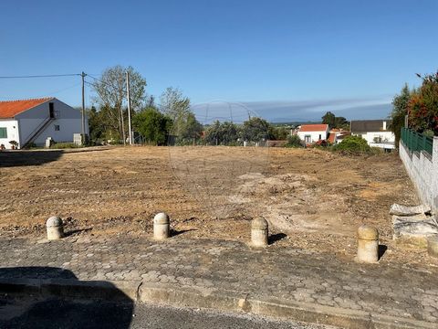 Terreno Portela das Padeiras , Casal do Pombo     Lote de terreno em Santarém, mais propriamente na Portela das Padeiras (Casal do Pombo) com 570 m2 uma área de implantação de 399 o que permite uma área aprazivel e térrea se assim preferir.   Acesso ...