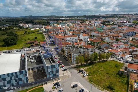 Apartamento T1 com Garagem Fechada em Caldas da Rainha – Conforto e Conveniência Apresentamos este elegante apartamento T1, situado em Caldas da Rainha. Com uma área bruta de construção de 75m², este imóvel oferece um espaço moderno e bem equipado, i...