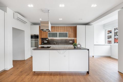 APARTAMENTO T3 REMODELADO COM GARAGEM BOX | ALFRAGIDE VEJA O VÍDEO DO ANÚNCIO! Este apartamento T3, totalmente remodelado com acabamentos premium, situado numa das zonas mais centrais e valorizadas de Alfragide. Com uma área de 140 m², este imóvel co...