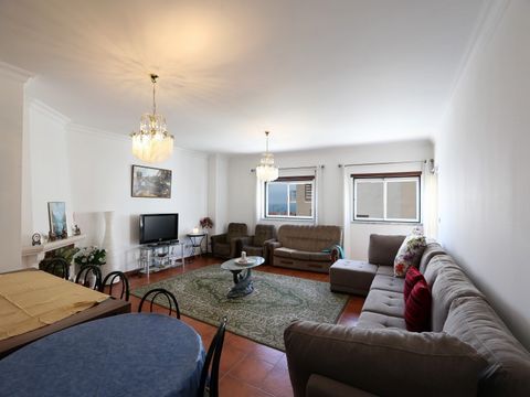 Este espaçoso apartamento mobilado e equipado de três quartos, ao nível do 2º andar com elevador, destaca-se pelas suas generosas áreas e pela localização em uma tranquila zona residencial. A poucos passos de hipermercados, serviços essenciais e tran...