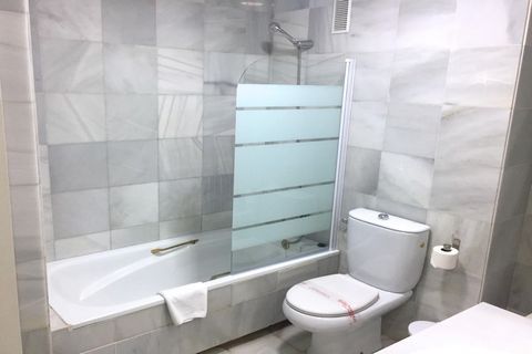 Disfrute de unas vacaciones inolvidables en la Costa del Sol, en este bonito piso con acceso a piscinas, solarium, restaurantes, tiendas y gimnasio. Ideal para unas vacaciones de sol en pareja o en familia. Relájese en la playa (a 50 metros del apart...