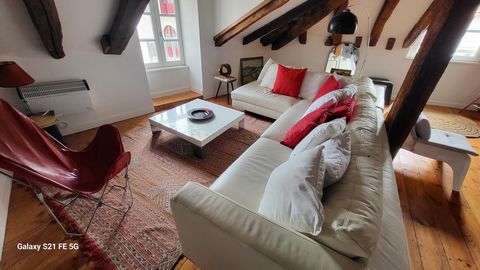 In the historic center of Saint Jean de Luz, beautiful apartment of 105 m² on the ground, (81.37 m² Carrez) located on the 3rd floor without elevator of a beautiful shipowner's house.  Living room (44 m²) with different spaces and enjoying a glimpse ...