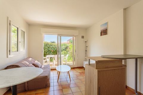 Located in a sought-after area, close to MILADY beach, this bright apartment offers a functional and pleasant living environment with its terrace and small garden. An outdoor parking space complements the property. This description has been automatic...