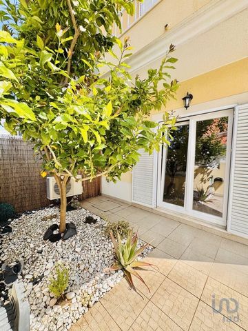 Elegante moradia geminada T2+1, em Quinta do Conde. Moradia que se define pelos detalhes, luminosidade, localidade serena e com uma vista ampla. O imóvel está inserido num lote de terreno com 252 m2, com uma área de construção de 137 m2. A moradia es...