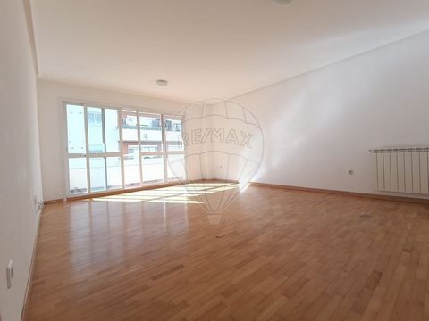 Apartamento T3 com Arrecadação e Parqueamento Características do Apartamento: Tipo de Imóvel: Apartamento com 3 quartos (T3). Quartos: Dois dos quartos possuem roupeiros, e há uma suíte com uma varanda. Sala de Estar: Espaçosa com uma varanda. Aqueci...