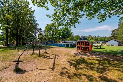 Dit vrijstaande chalet staat op het natuurrijke vakantiepark Resort De Hooge Veluwe. Het ligt pal tegenover het mooie en unieke Nationaal Park Hoge Veluwe en toch op maar 9 km. van het gezellige centrum van de stad Arnhem. Het gelijkvloerse chalet is...