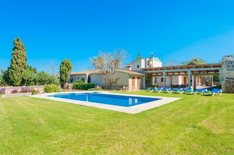Comfortable countryhouse with private pool, in the agricultural area of Muro, at 10 minutes driving from the beach of Can Picafort. It is prepared for up to 6 guests. A well-kept, spatious, green garden surrounds the private water salt pool, which me...
