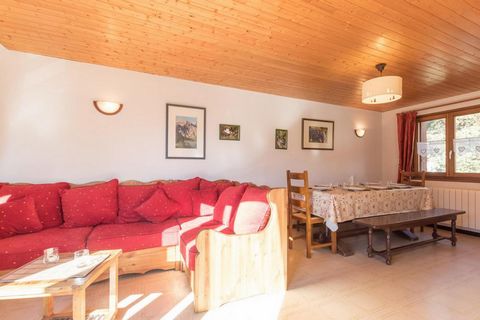 The residence Le Hameau du Grand Serre is located in Briancon, 2 min walk from the ski shuttle, at the Adret. The residence, without lift, is located on the road Briançon-Monetier. It's offering the choice to access the slopes by Prorel cable car (Br...