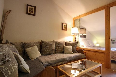 The Residence Ferme d'Augustin (with lift) comprises of 3 floors and is situated in the resort of Montgenèvre with close proximity to the pistes. The centre and shops are about 500m away. Surface area : about 43 m². 2nd floor. Orientation : South-Eas...