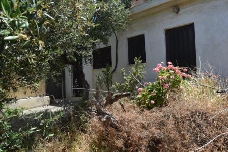 Kato Chorio Old house of 60m2 on a plot of 200m2.The property is on one floor and consist of 6 rooms. It enjoys mountain and sea views. The water and electricity are nearby. It has a garden, a yard a veranda and street parking.