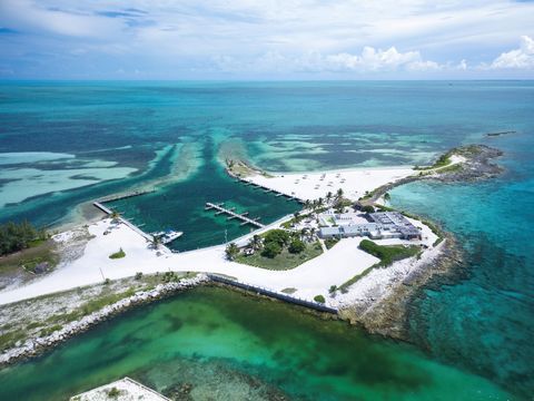Fantastische commerciële ontwikkeling onroerend goed kans op slechts 50 mijl van de kust van Florida! De Bimini Beach Club in Port Royal omvat meer dan 12 hectare grond (inclusief jachthaven), jachthaven, plus bijna 2 hectare woonkavels. De site besc...
