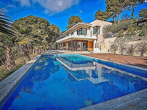 Attractive villa with panoramic views is located in the prestigious estate of Santa Maria de Llorell in Tossa de Mar, Costa Brava. The house has 5 bedrooms, 3 of which are suites, 2 bedrooms with a shared bathroom and a guest bathroom. Also there is ...