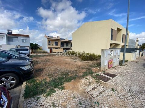 Land situated in a quiet residential area. Possibility of building a detached villa with 71sqm of implantation and gross area of ​​120sqm. 5km from Meia Praia, Lagos.