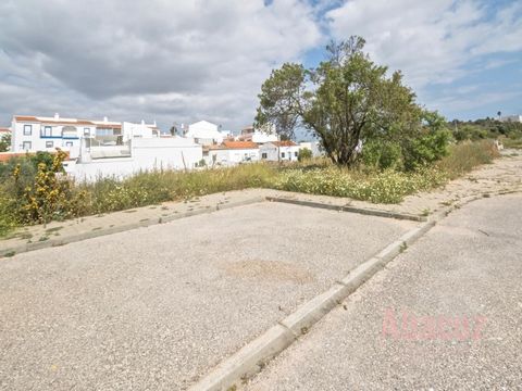 6 building plots with an approved project for construction of a detached house and 4 apartments. The plots are just 5 minutes from the historic centre of Portimão, 10 minutes from the beach, 7 minutes from the centre of Ferragudo. They benefit for be...