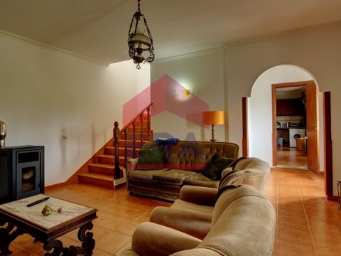 Furnished semi-detached house located in the quiet village of Usseira, in a residential area, close to shops and services and about 5km from the Medieval Village of Óbidos. The villa is divided into 2 floors, consisting of two bedrooms, three bathroo...