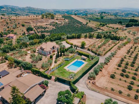 Enna: Piazza Armerina, we propose the sale of an enchanting property in an oasis of total privacy and away from the noise of city traffic. The estate was built with wisdom following the typical lines of English colonial estates and is proposed in sev...