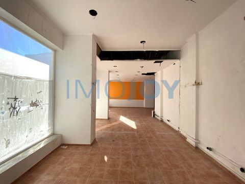 Large commercial space with 204.48 m2 of private gross area and large terrace at the back of the building. Space with lots of natural light, located in a residential area in the center of Barreiro and in an area with easy parking. Open space with 2 b...