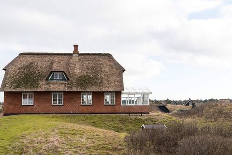 Reetgedecktes Ferienhaus mit Charme und zwei Etagen, im traditionellen Fanø-Stil erbaut. Bietet innen eine Menge Platz für die ganze Familie. Sehr großer Küchen-/Wohnbereich mit Einbauschränken, gemütlichem Esstisch und eigener Morgenterrasse. Schöne...