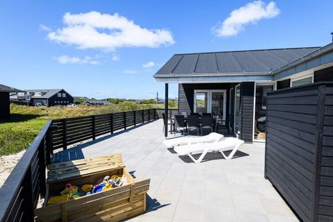 Ganz in der Nähe vom Strand in Rindby auf Fanö liegt dieses schöne und gemütliche Ferienhaus. Das Ferienhaus ist mit einer großen Küche, zwei schönen Schlafzimmern, Badezimmer und einem gemütlichen Wohnzimmer mit Kaminofen, für die kälteren Tage, aus...