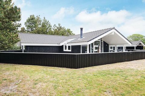 Dieses ansprechende Ferienhaus steht auf einem mit Kiefern umwachsenen Grundstück mit vielen windgeschützten Plätzen. Es ist von einigen offenen sowie einer völlig geschlossenen Terrasse mit Gartenmöbeln umgeben. Auf dem Grundstück gibt es auch einen...