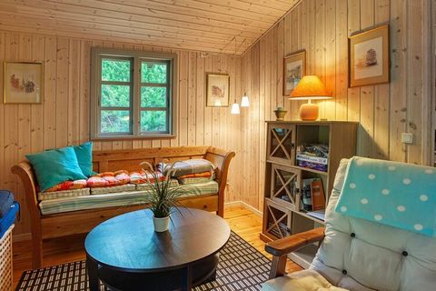 Ferienhaus in ruhiger Lage, nicht weit von einem Waldstück bei Højby. Das Haus enthält eine Eingangshalle mit Zugang zum Badezimmer und einem Schlafzimmer mit 80x200 cm Bett. Von der Eingangshalle betritt man auch die Küche, die in offener Verbindung...